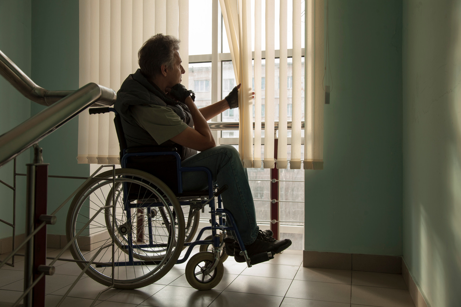 Дайте денег инвалиду. Человек в инвалидной коляске. Человек в инвалидном кресле. Человек на коляске. Кресло для инвалидов.